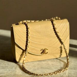Chanel tas flap classic moon beige