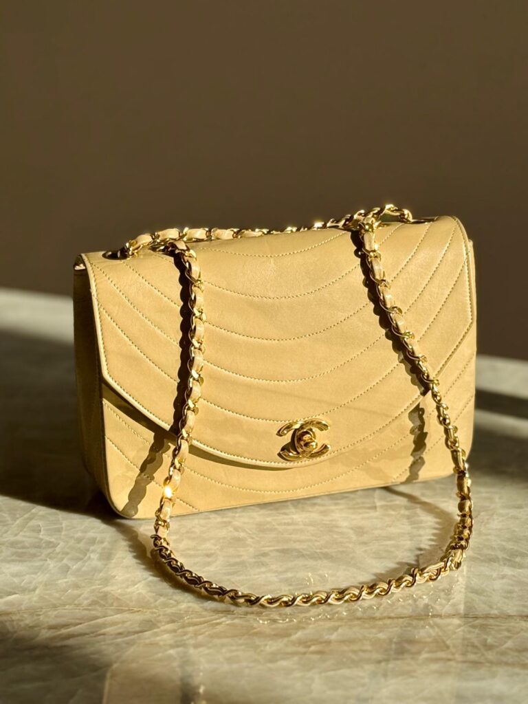 Chanel tas flap classic moon beige