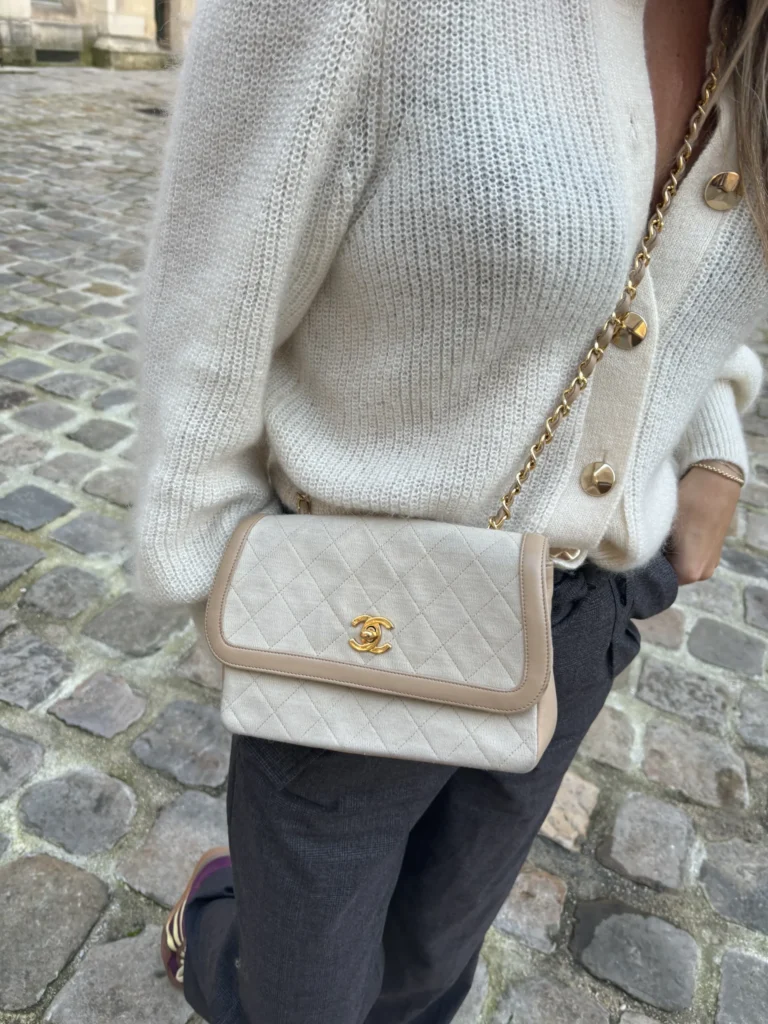 Chanel beige contrast trim tas